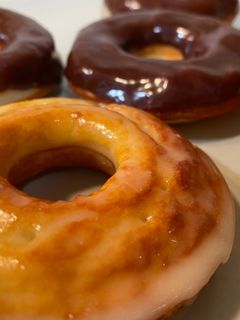 Una foto de Fit donut de arroz 🍚 con chocolate blanco y negro