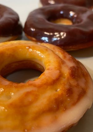 Una foto de Fit donut de arroz 🍚 con chocolate blanco y negro