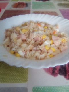 Una foto de Ensalada de arroz con ingredientes de casa