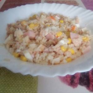 Ensalada de arroz con ingredientes de casa