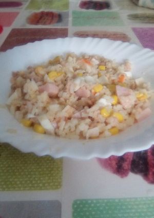 Una foto de Ensalada de arroz con ingredientes de casa