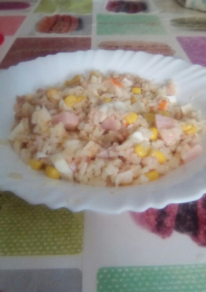 Una foto de Ensalada de arroz con ingredientes de casa