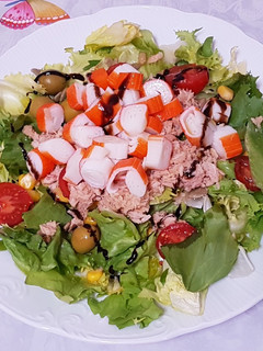Una foto de Ensalada con surimi ♥️