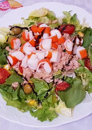 Una foto de Ensalada con surimi ♥️