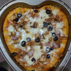 A picture of Chicken tikka pizza.