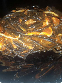 Una foto de Espaguetis negros con gulas