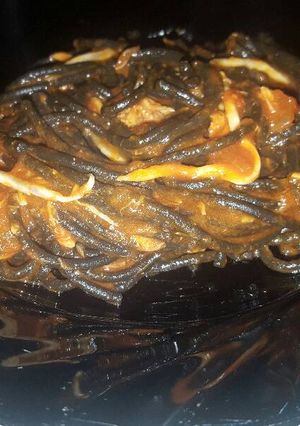 Una foto de Espaguetis negros con gulas