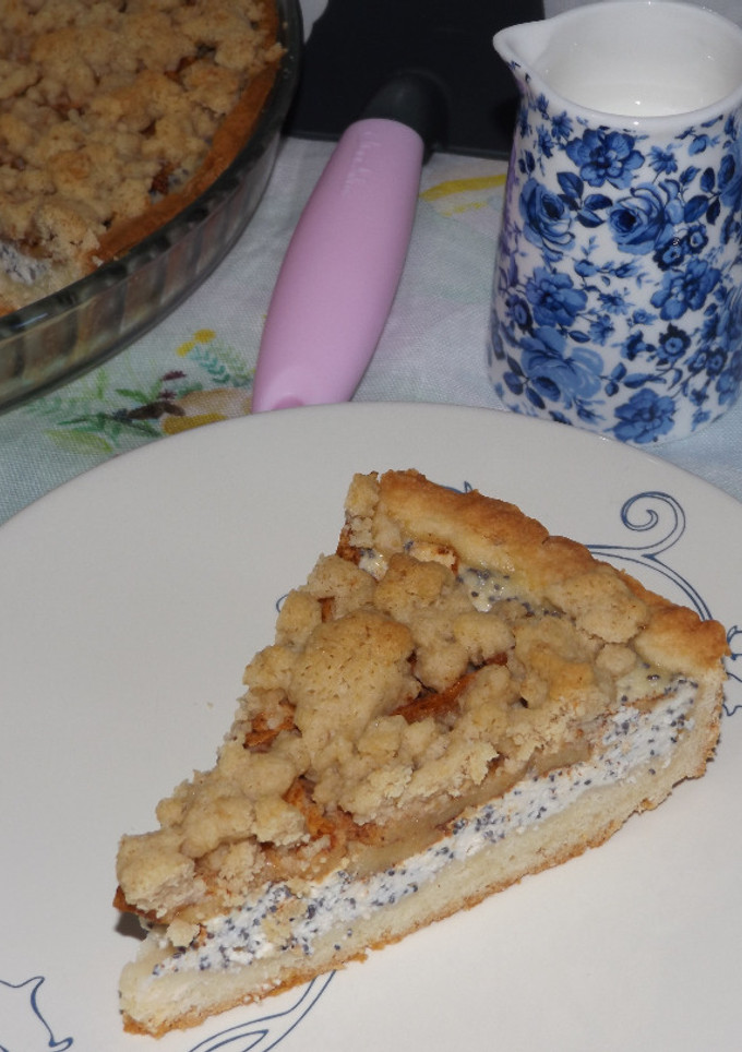 Una foto de Pastel streusel de requesón con manzanas y semillas de amapolas