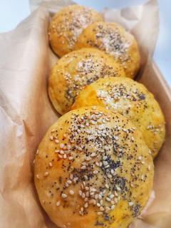 Una foto de Mini pan de hamburguesa con semillas