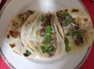 Una foto de Tacos de asada con morrón y queso!
