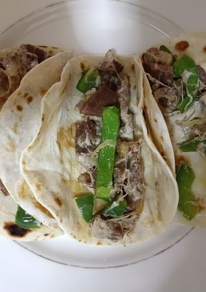 Una foto de Tacos de asada con morrón y queso!