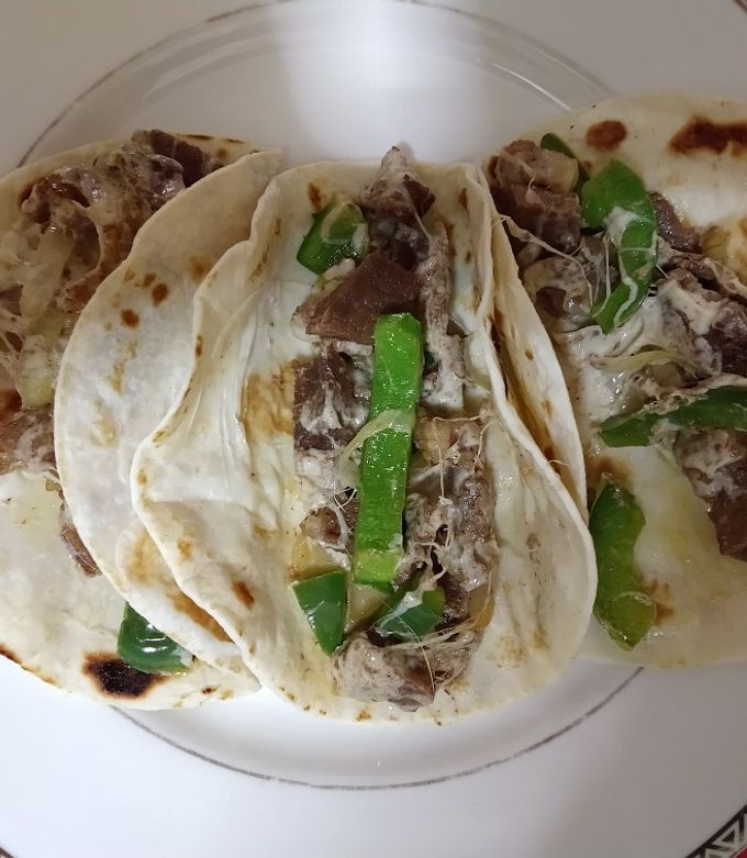 Una foto de Tacos de asada con morrón y queso!