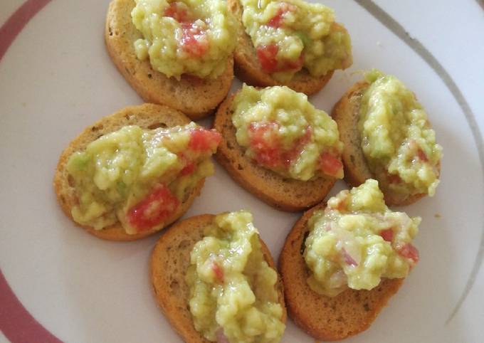 Crostini con salsa guacamole