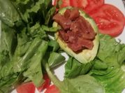Una foto de palta rellena vegetales