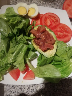 Una foto de Palta rellena con tartar de atún