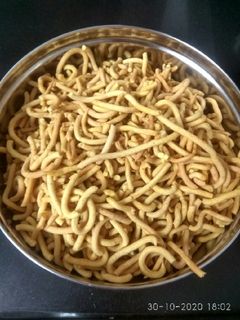 તીખા ગાંઠિયા (Tikha Ganthiya Recipe In Gujarati) રેસીપી મુખ્ય ફોટો