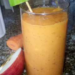 Una foto de Licuado de zanahoria, manzana y pepino🍹