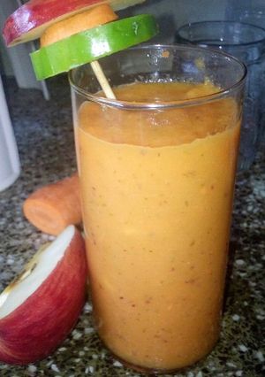Una foto de Licuado de zanahoria, manzana y pepino🍹