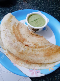 கருவேப்பிலை பொடி தோசை (Karuveppilai podi dosai recipe in tamil) செய்முறை முக்கிய புகைப்படம்