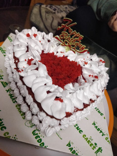 रेड वेलवेट केक (Red velvet cake recipe in Hindi) रेसिपी मुख्य फोटो