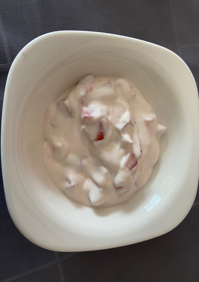 Una foto de Postre de yogur con fresas