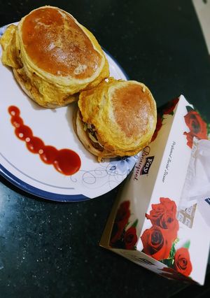 A picture of Anday Aloo ka Burger.