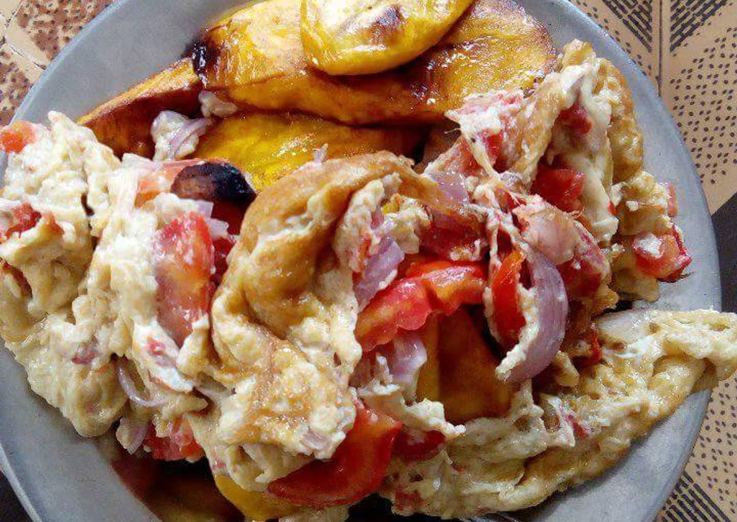 Fried plantain with fried eggs Recipe by Kenechukwu Cookpad
