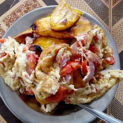 A picture of Fried plantain with fried eggs.