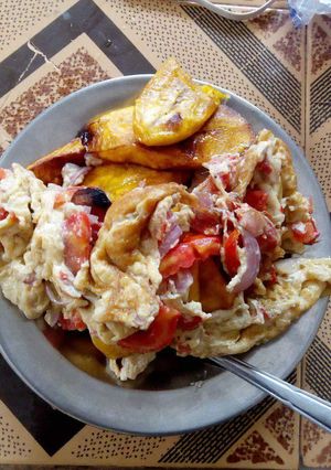 A picture of Fried plantain with fried eggs.