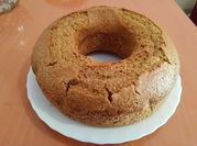 Una foto de bizcocho con panela