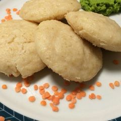 A picture of Masoor Dalia Idli (Red lentil and whole cracked wheat steam cake).