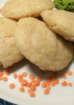 A picture of Masoor Dalia Idli (Red lentil and whole cracked wheat steam cake).