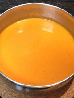 Una foto de Crema de tomates y calabacín