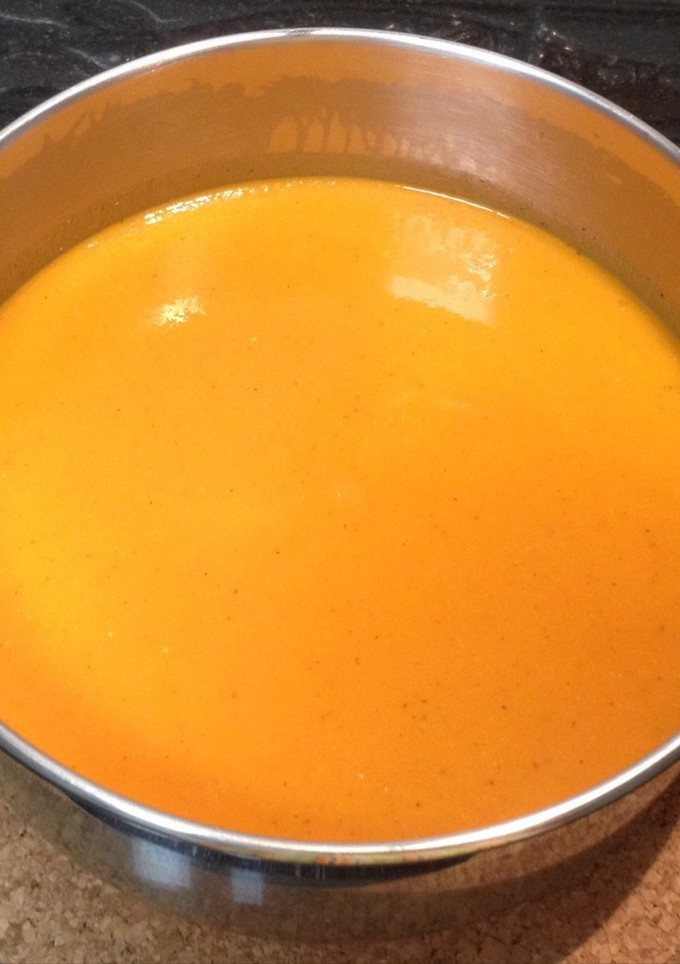 Una foto de Crema de tomates y calabacín