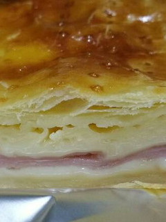 Una foto de Empanada de jamón york y queso!!😋