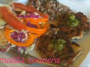 Una foto de ensaladas de lechuga con manzana