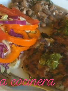 Una foto de Tortitas de atún con ensalada