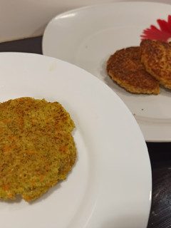 Una foto de Hamburguesa de brócoli y zanahoria para toda la familia (BLW)