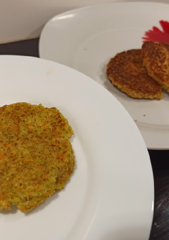 Una foto de Hamburguesa de brócoli y zanahoria para toda la familia (BLW)