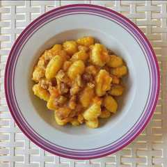 Foto di Gnocchi con crema di zucca 🎃 noci e pancetta!