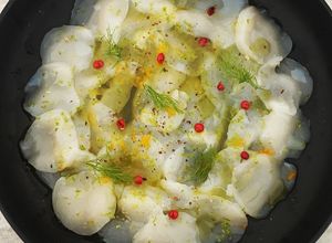 Une photo de Carpaccio de saint jacques aux agrumes