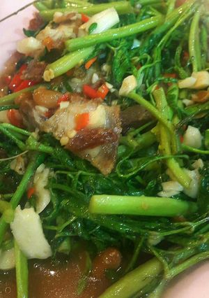 รูปของ ผัดกระเฉดหมูกรอบ