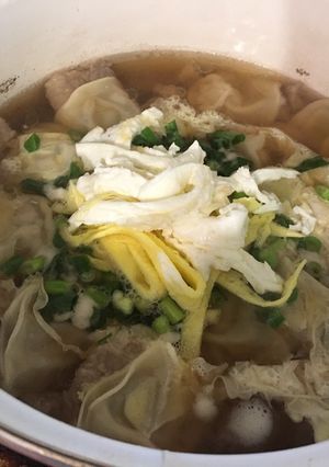 Hình của món Canh hoành thánh (만두국).