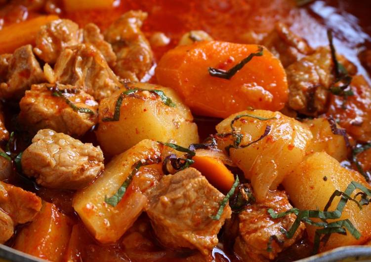 Recipe of Favorite Gamja Tang (Hot &amp; Spicy Korean Potato &amp; Pork Stew)