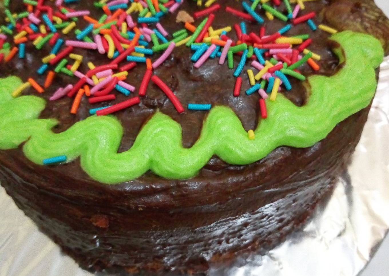 Vanilla Sponge Cake With Chocolate Buttercream Frosting