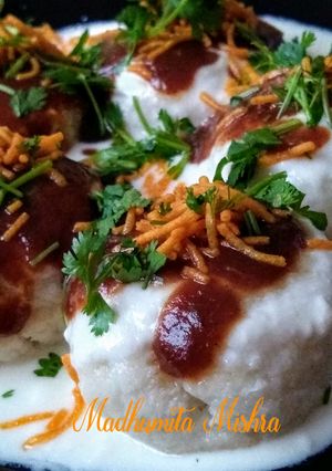 A picture of Bread Dahi Bhalla.