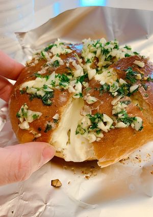 Hình của món Bánh mì sốt phô mai bơ tỏi 🍞🧀🧄🧈.