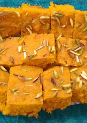 मँगो रवा केक (mango rawa cake recipe in marathi) रेसिपी चे मुख्य फोटो