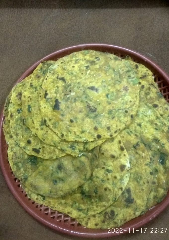 મેથી થેપલા (Methi Thepla Recipe In Gujarati) રેસીપી મુખ્ય ફોટો