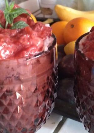 Una foto de Crema de cerezas en postre!!🍒🍒🍒